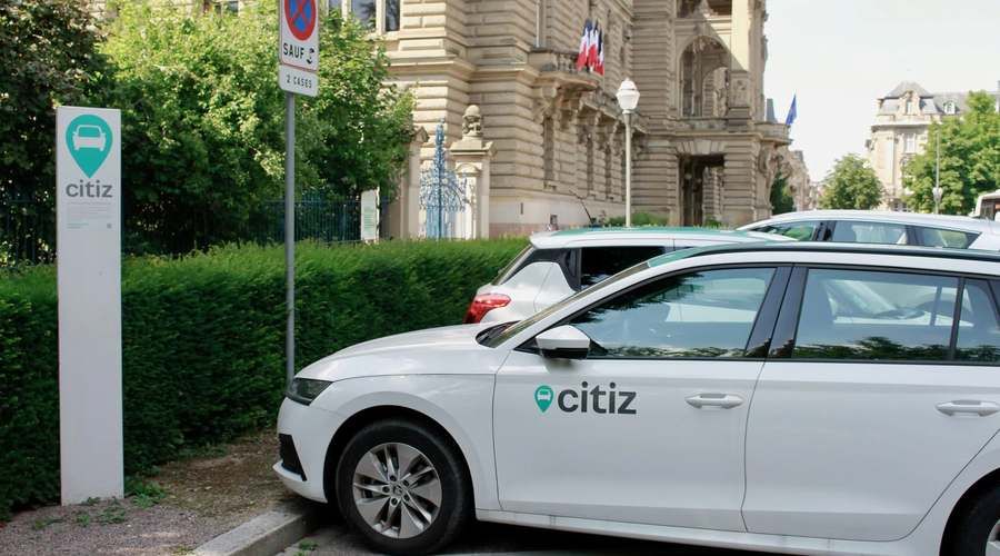Une voiture Citiz à sa station d'autopartage