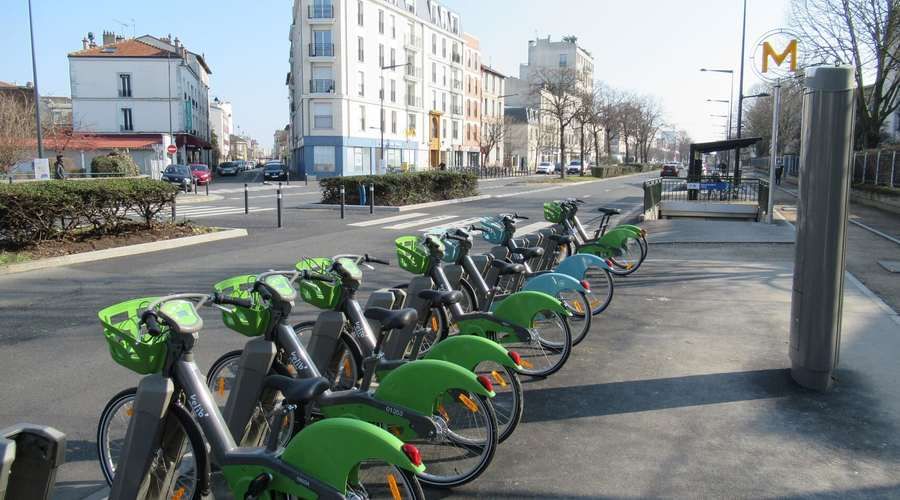 Une station Vélib' en bord de rue