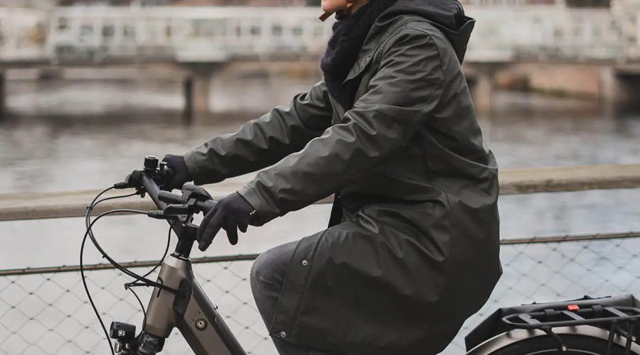 Un salarié se rend au travail en vélo à assistance électrique