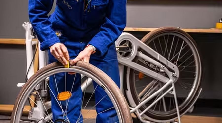 Un technicien répare la roue d'un vélo en atelier