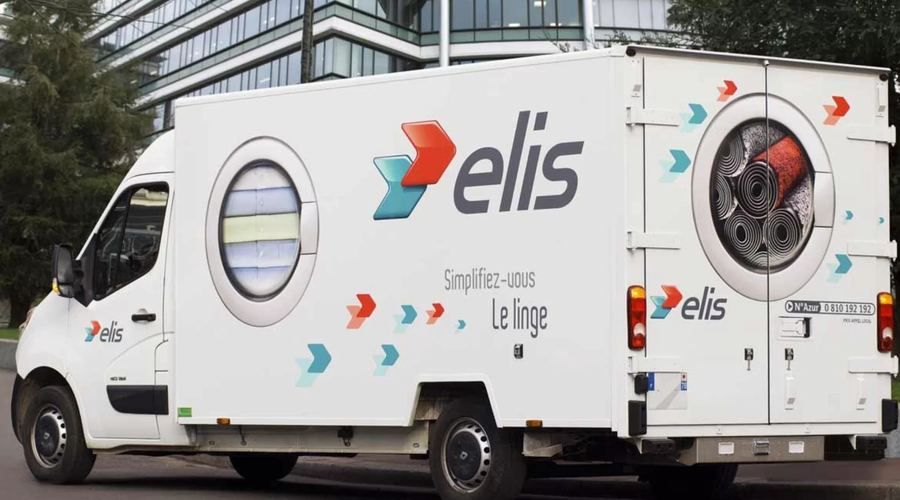 Un camion de collecte du linge Elis