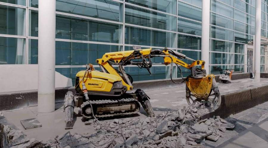 Un robot de démolition loué, sur un chantier