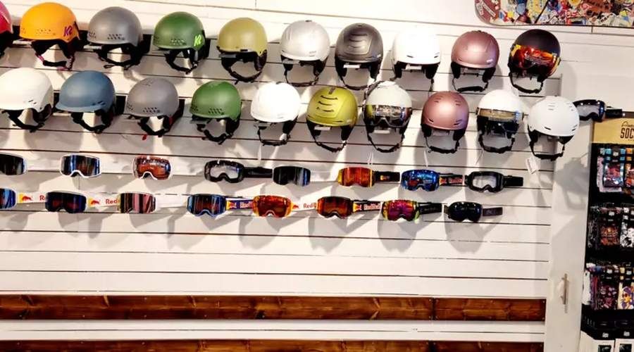 Un mur de casques et de masques en boutique