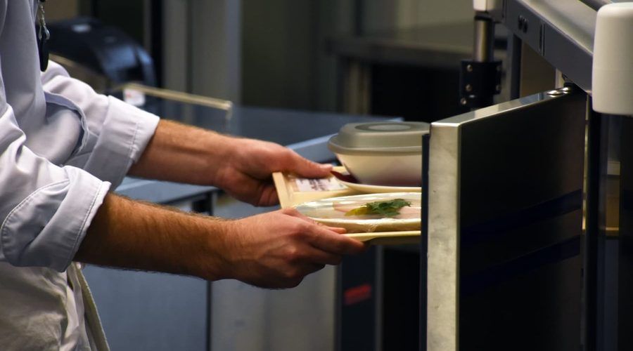 Un plateau repas sort d'un chariot de réchauffage à l'hôpital