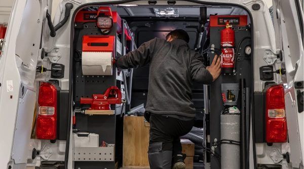 Un technicien Hydroprocess dans sa camionnette d'intervention équipée