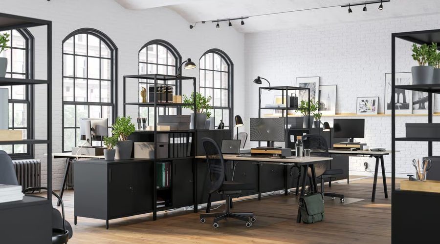 Un espace de bureau meublé en IKEA, postes de travail et étagères