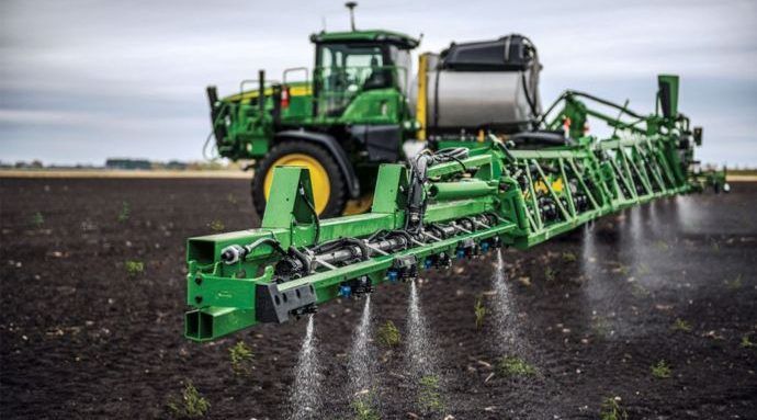Un pulvérisateur John Deere See & Spray traite un champ en ne visant que les mauvaises herbes