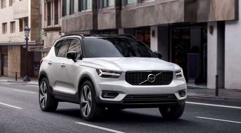 Un Volvo XC40, le modèle de lancement de Care by Volvo, en ville