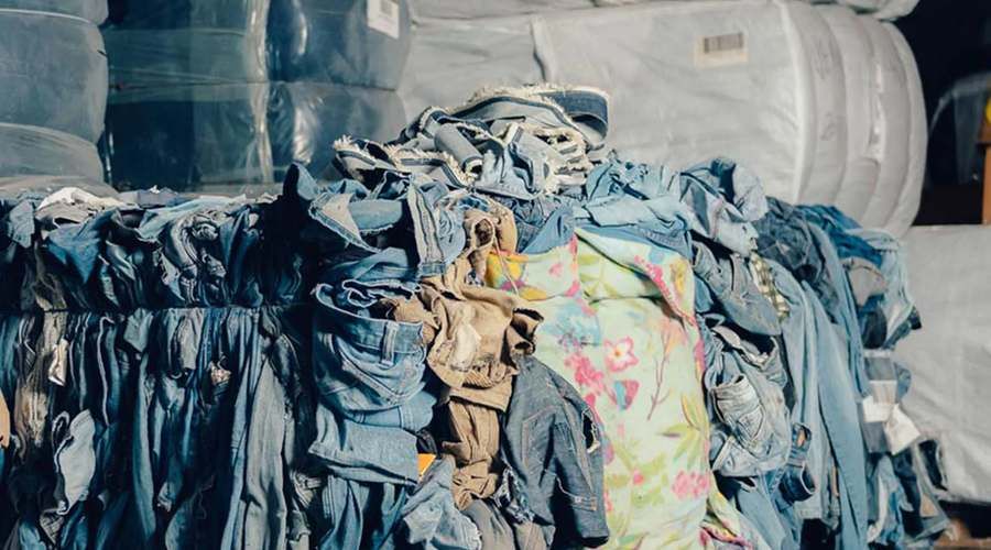 Des balles de jeans usagés prêtes à être recyclées