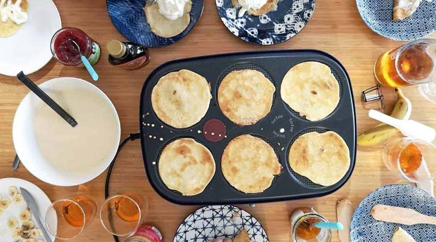 Un appareil à crêpes loué, sur une table de fête