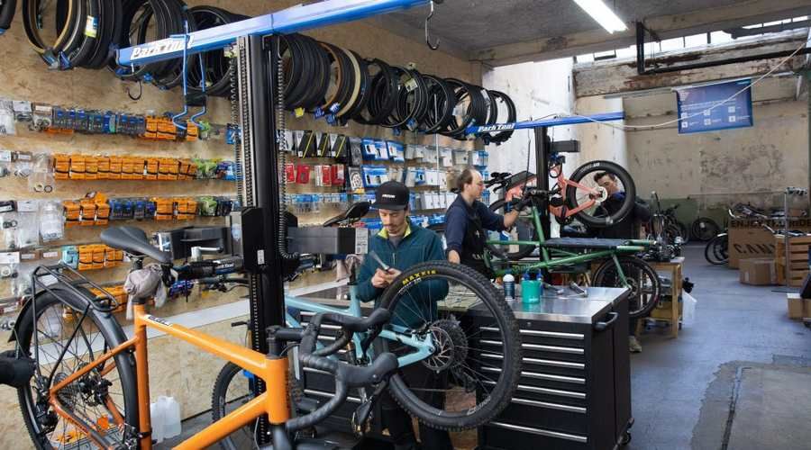 Un atelier d'entretien de vélos de location