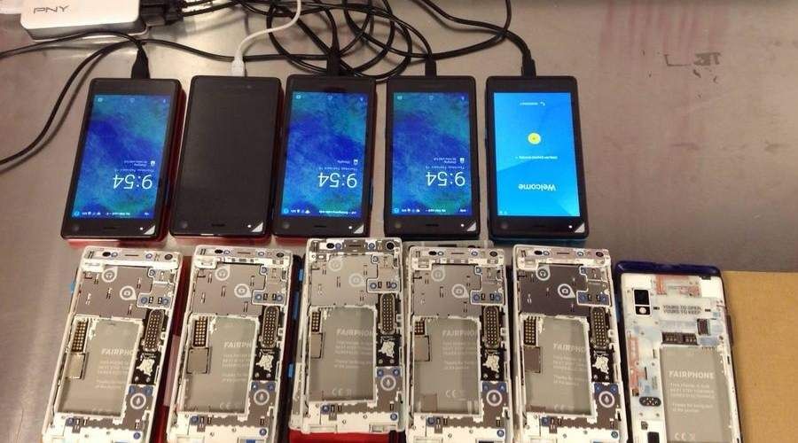 Des téléphones Fairphone ouverts, alignés pour la réparation