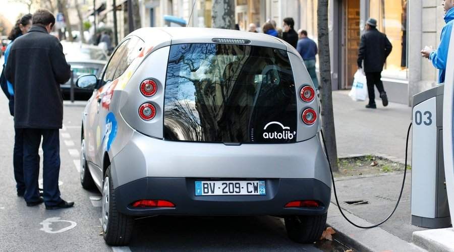 Une voiture électrique Autolib' en charge à sa borne, dans une rue de Paris