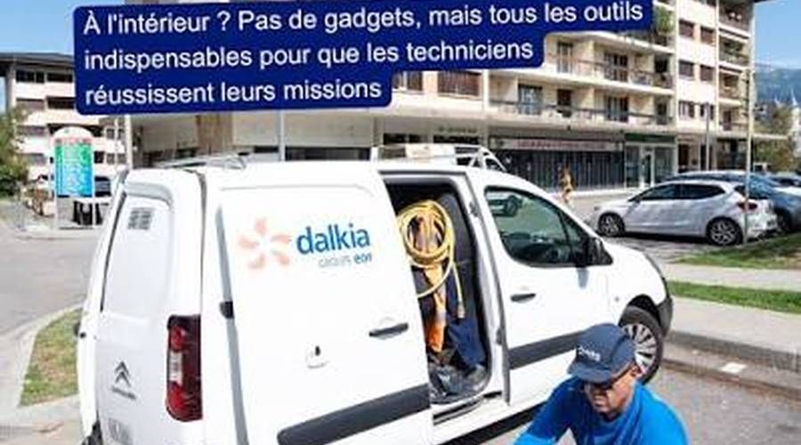 Un technicien Dalkia devant son utilitaire d'intervention