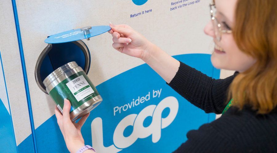 Une cliente dépose un contenant réutilisable Loop en magasin