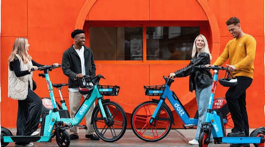 Des utilisateurs avec des vélos et trottinettes Dott