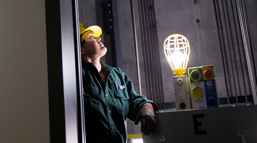 Un technicien Otis dans une gaine d'ascenseur