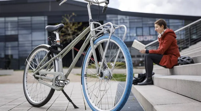 Un vélo Swapfiets à la roue bleue, en ville