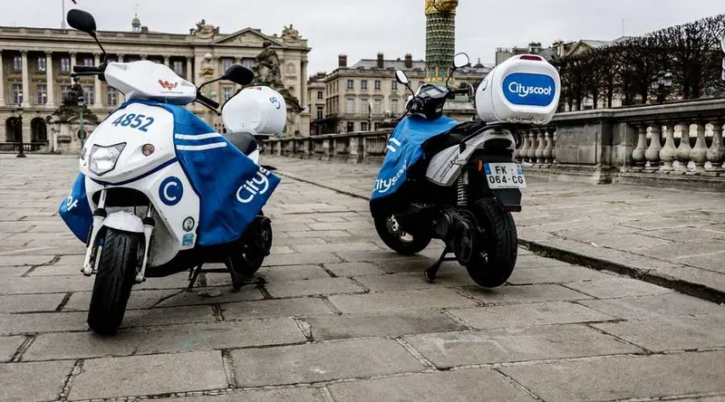 Deux scooters électriques Cityscoot à Paris