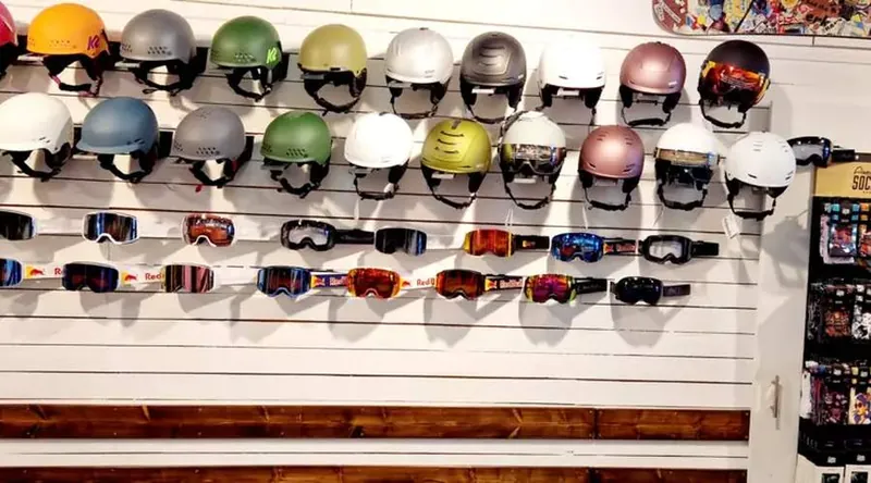 Un mur de casques et de masques en boutique
