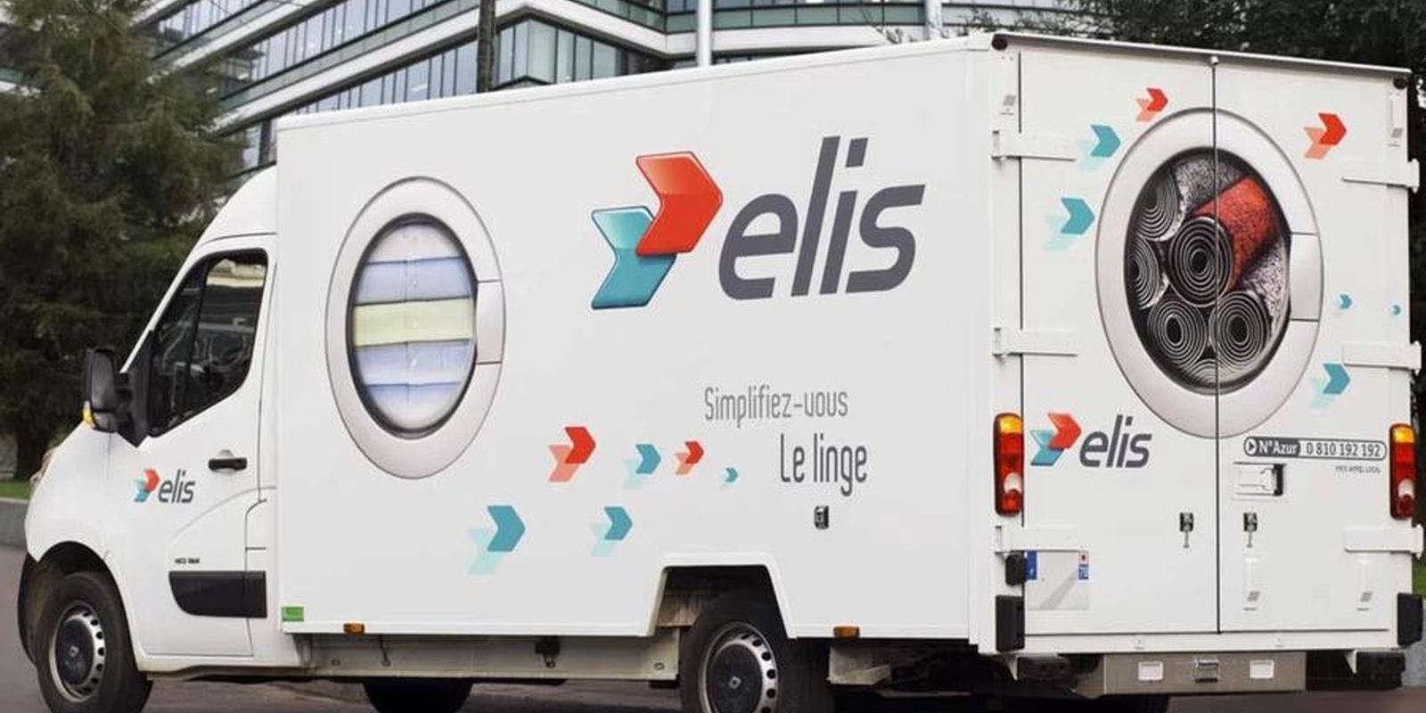 Un camion de livraison de linge Elis