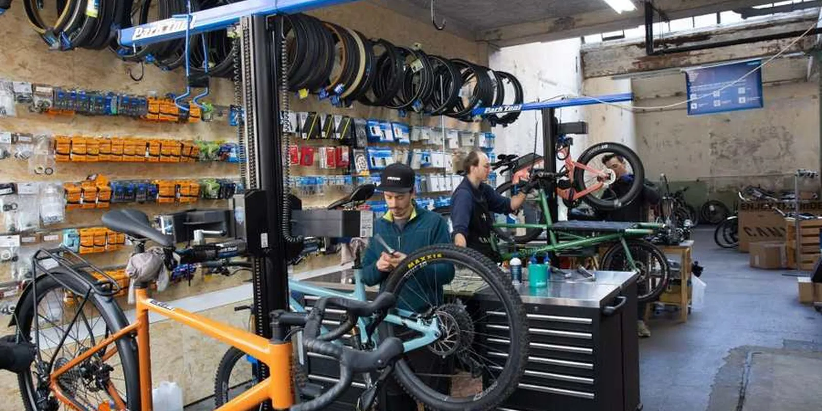 Un mécanicien dans un atelier de vélos loués