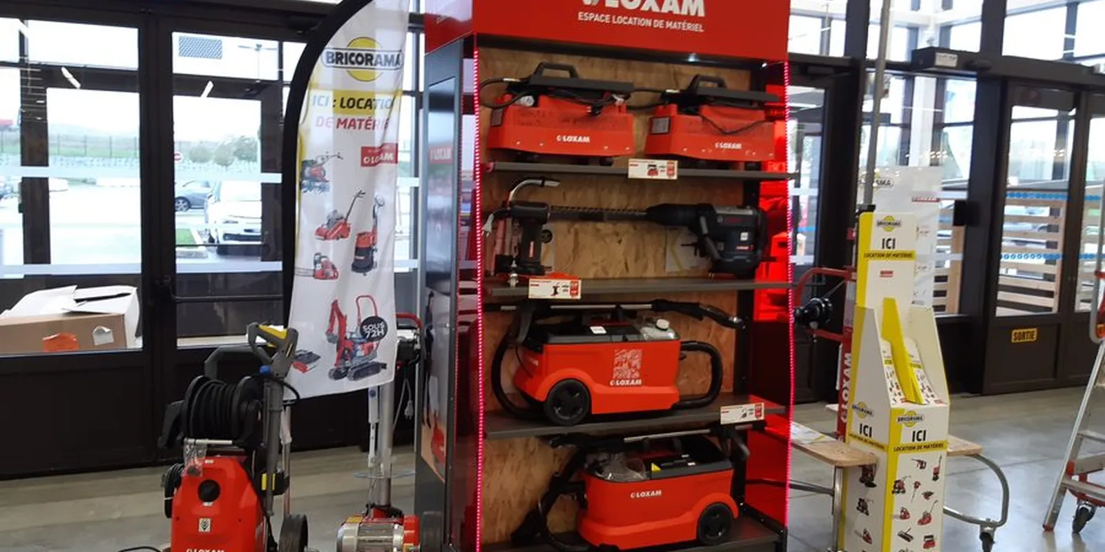 Le comptoir de location d'outils Loxam dans un magasin de bricolage