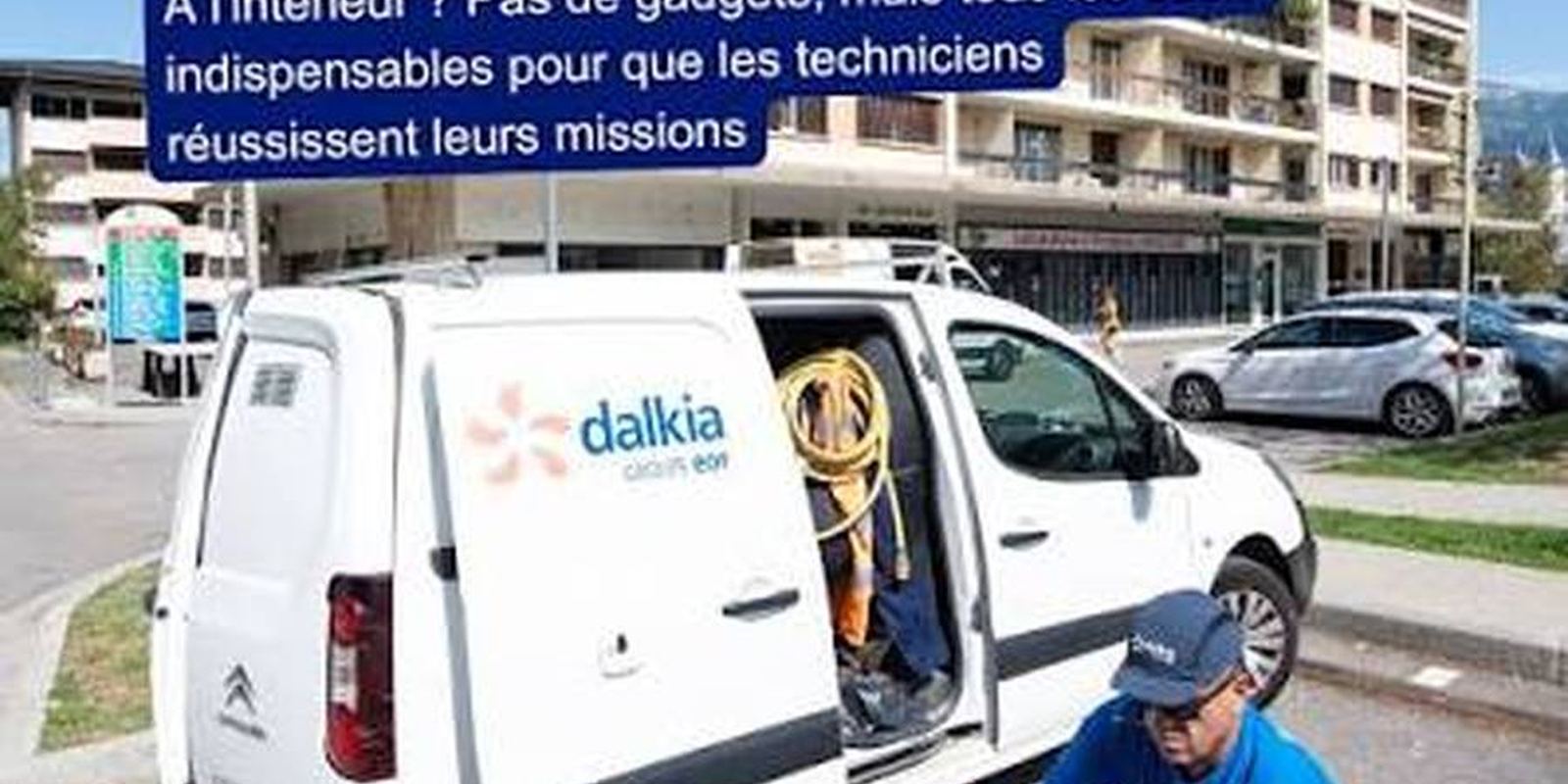 Un technicien Dalkia devant son utilitaire d'intervention