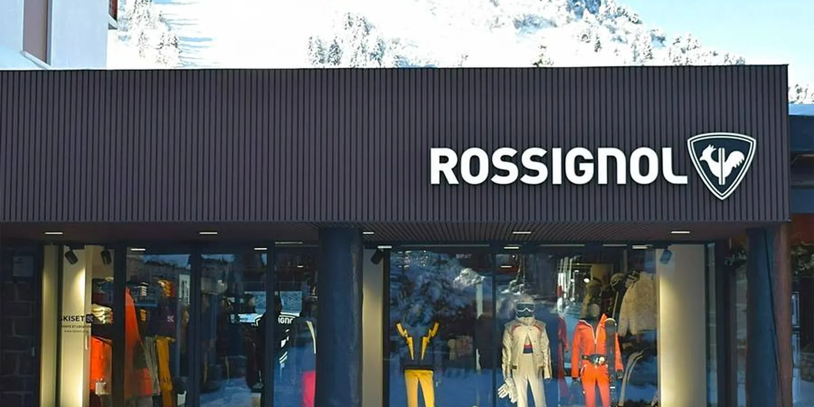 La façade d'un magasin Rossignol en station