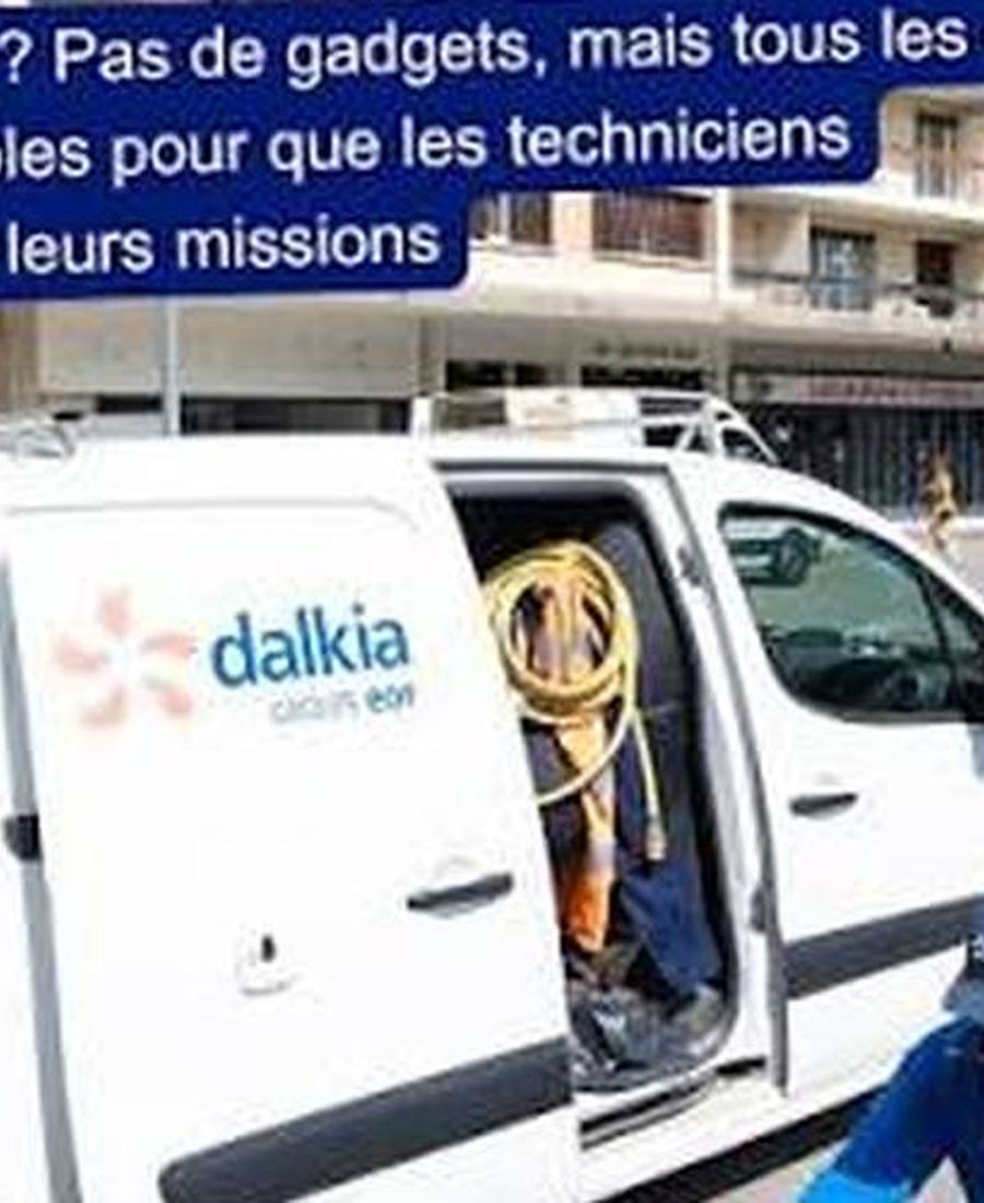 Un technicien Dalkia devant son utilitaire d'intervention