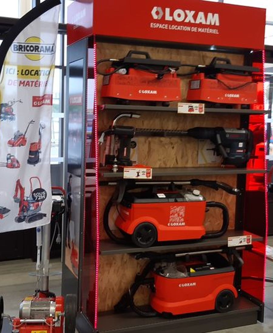 Le comptoir de location d'outils Loxam dans un magasin de bricolage